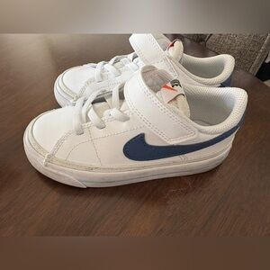 Toddler Nike shoe 9c   worn very little Swoosh
tennis shoe sneaker